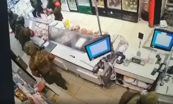 Rusët e armatosur mbushin çantat në supermaket