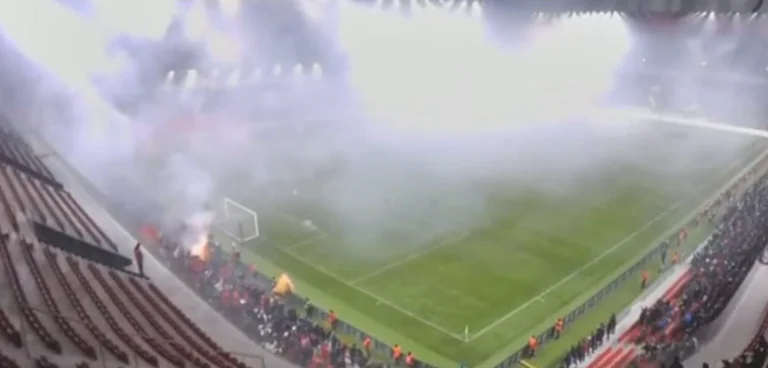 Ndërpritet ndeshja – “Tifozët nuk marrin vesh”, zjarrë e tym në stadiumin “Air Albania”