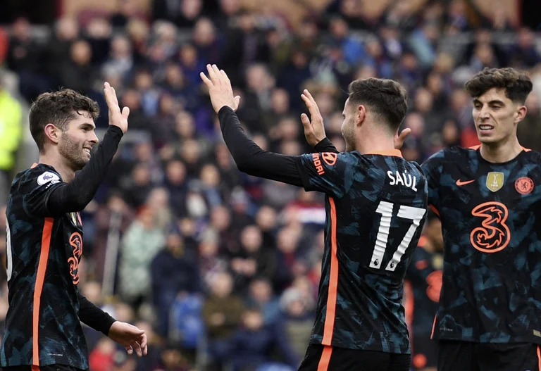 Chelsea e “shpartallon” Burnleyn, mban vendin e tretë fuqishëm