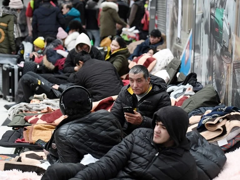 Pamje brenda kampit të refugjatëve ukrainas në Poloni
