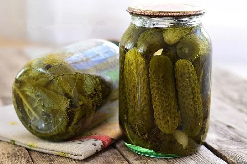 Ndodh edhe kjo: Një grua e ka rrëzuar dronin rus me një kavanoz trangujsh
