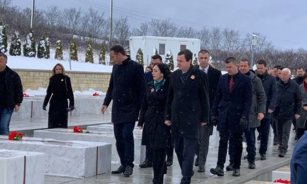 Krerët e shtetit bëjnë homazhe në Prekaz: UÇK-ja ka bërë luftë mbrojtëse