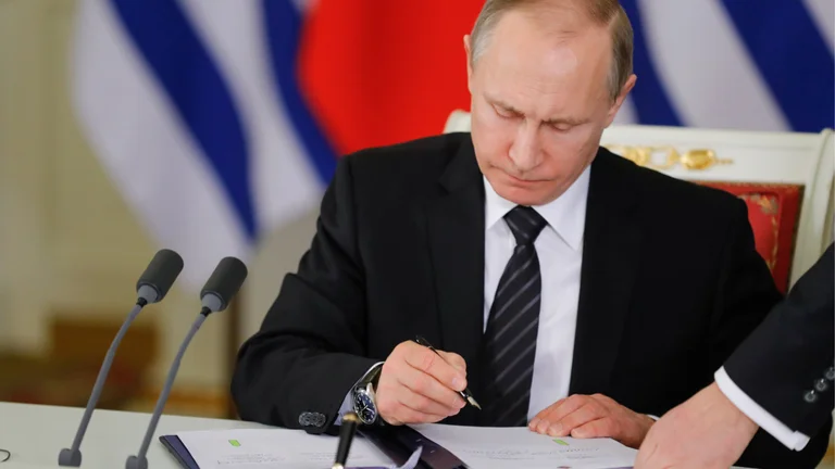 Gati krejt ushtrinë në Ukrainë, Putin nënshkruan një ligj që sanksionon personat që shpifin për ushtrinë