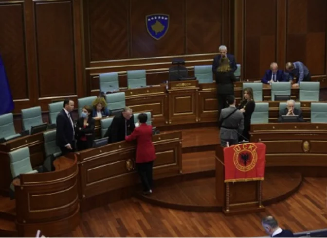 Ganimete Musliu vendos flamurin me emblemën e UÇK-së në foltoren e Kuvendit