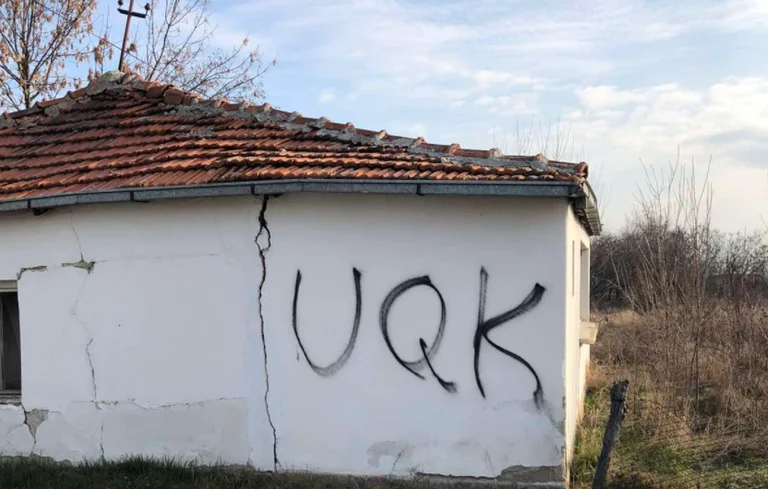 Demaskohen grafitet e propagandës serbe në Kosovë, reagimet nga Prishtina