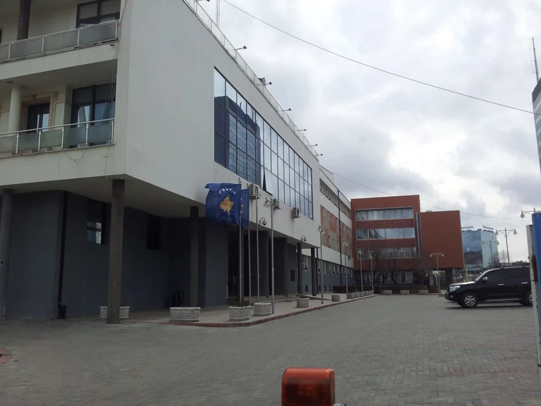Kuvendi shkel ligjin në tenderin për auditimin e financave të partive, ia përshtatë kriteret kompanive të caktuara