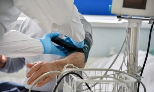 Mbi 1 mijë e 200 pacientë po trajtohen nëpër spitale për COVID, 79 në gjendje të rëndë