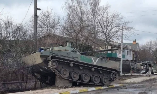 Shkatërrohet konvoji rus në qytezën e Kyivit: Pamje të rëda të ushtarëve të vrarë