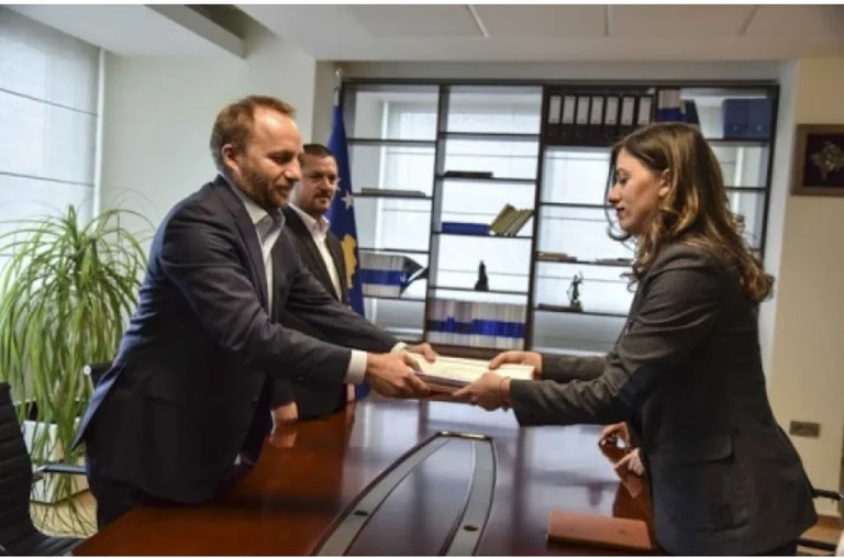 Fitojnë noterët: Gjykata rrëzon vendimin e ministres Haxhiu për anulimin e konkursit