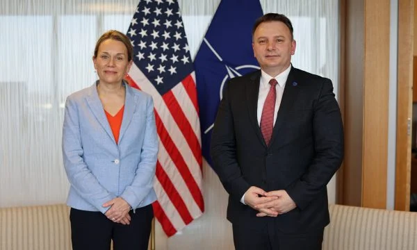 Ambasadorja e SHBA-së në NATO takon përfaqësuesin e Kosovës atje, nuk flitet për anëtarësim
