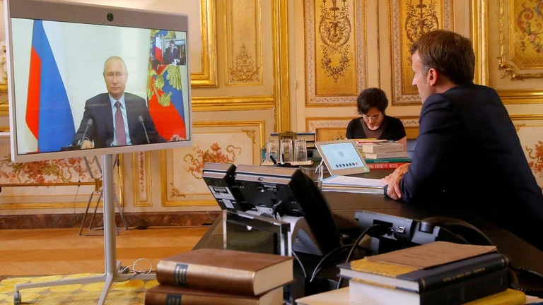 Putin në bisedë telefonike me Macronin: Do të vazhdojë operacionet ushtarake në Ukrainë