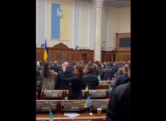 Mblidhet Kuvendi ukrainas në gjendje lufte, deputetët këndojnë himnin në kor (Video)
