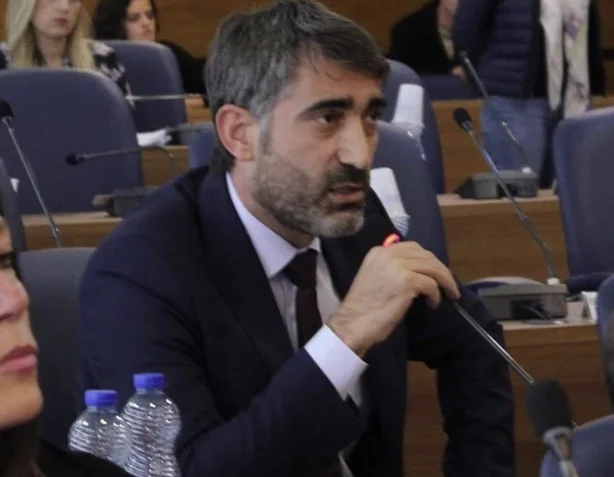 Media që raportoi se u arrestua dhëndri i Liburnit: Ishte një gabim, ai s’është gjetur në shtëpi – shpalllet në kërim