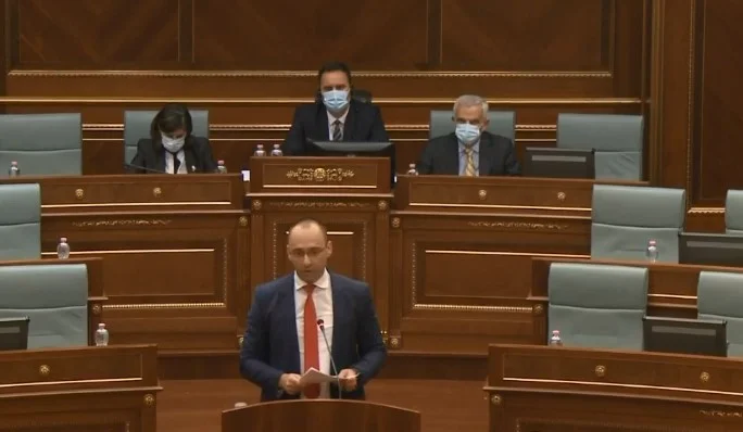 Debati për Ukrainën: Simiqi i Listës Serbe iu bëri thirrje deputetëve “të përmbahen’