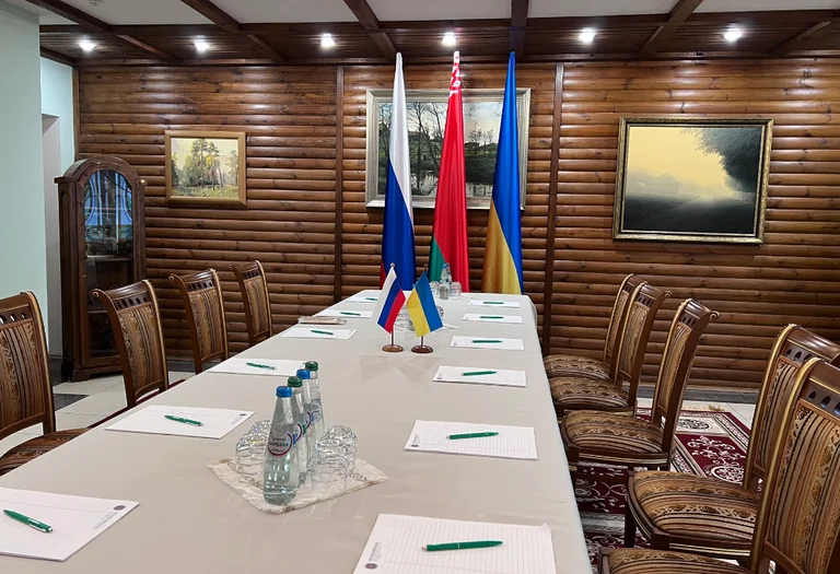 Pala ukrainase mbërrin në Bjellorusi për takimin me rusët