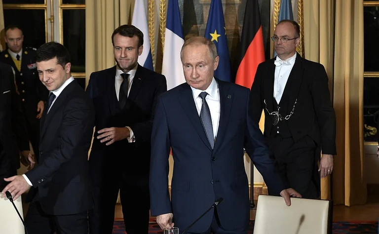 Macron në bisedë telefonike me Putinin dhe Zelenskyn