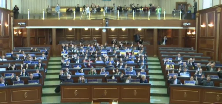 Kuvendi unanimisht miraton rezolutën për Ukrainën, edhe Lista Serbe dha votën pro