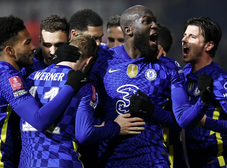 Chelsea nuk “gjunjëzohet”, fiton me përmbysje e kualifikohet në çerekfinale të FA Cup