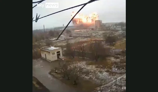 Shpërthim i madh: Del momenti kur raketa ruse godet fabrikën e birrës në Lysychansk