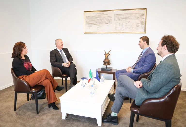 Krasniqi takon Ambasadorin e Italisë në Kosovë, Antonello De Riu
