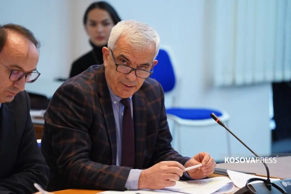 Sekretari i Kuvendit: Deputetët nuk kompensohen për naftë, por për shpenzime të rrugës