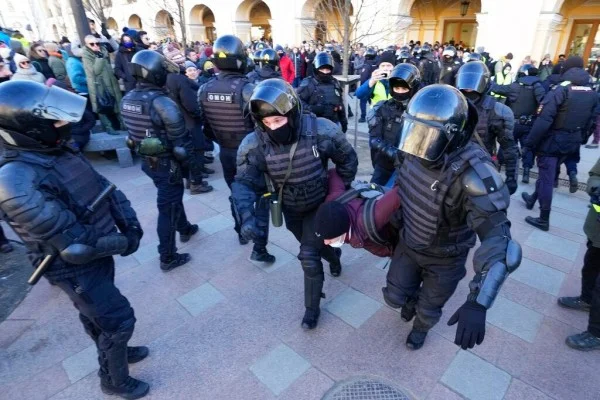 ​Në Moskë protestohet për të kundërshtuar luftën e Putinit, televizioni shtetëror rus nuk publikon asgjë