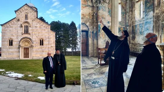 Hovenier viziton At Savën në Manastirin e Deçanit, ia rikonfirmon mbështetjen e SHBA’së për Kosovë sovrane dhe multietnike