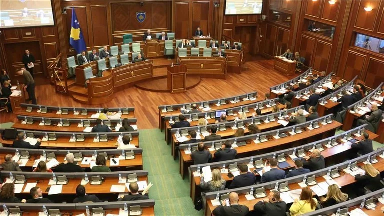 Sot deputetët mblidhen në Kuvend, vazhdojnë seancat