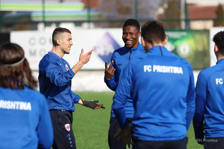 Prishtina në telashe të mëdha, lojtarët refuzojnë të dalin në stërvitje