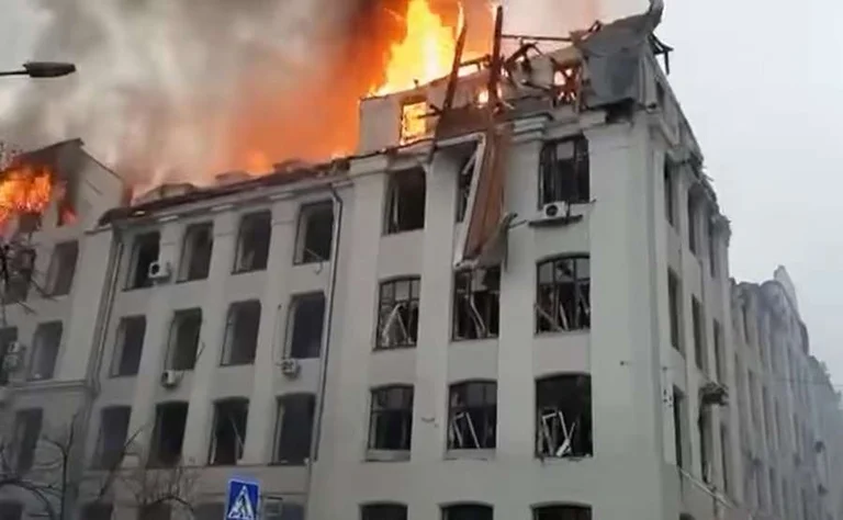 Ndërtesa e Policisë në Kharkiv goditet nga një raketë ruse