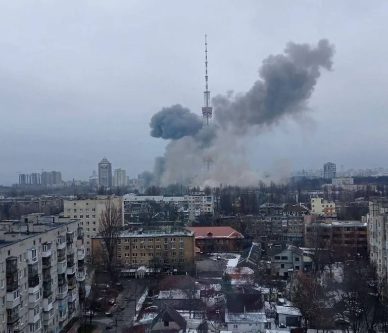 Rusia godet kullën televizive në Kiev, ndalohen transmetimet televizive
