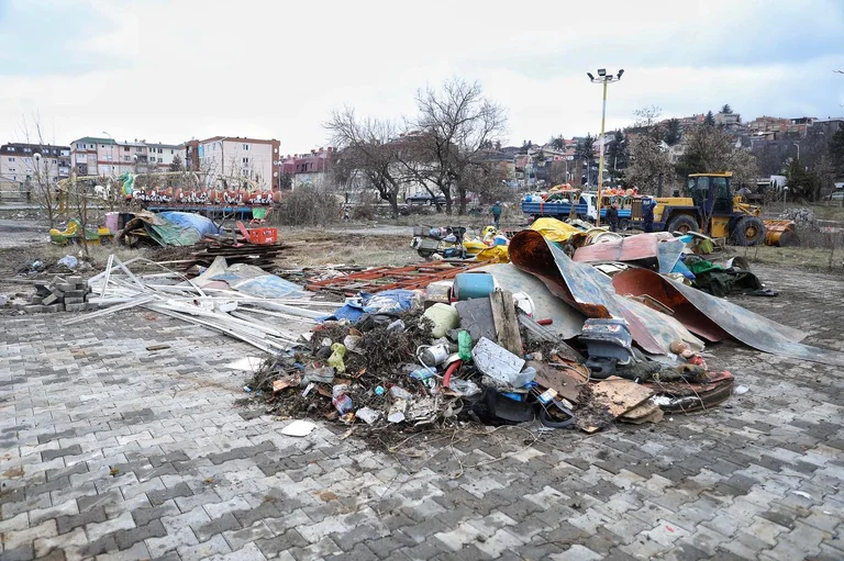 Perparim Rama njofton për pastrimin e dy parqeve nga mbetjet e lodrave