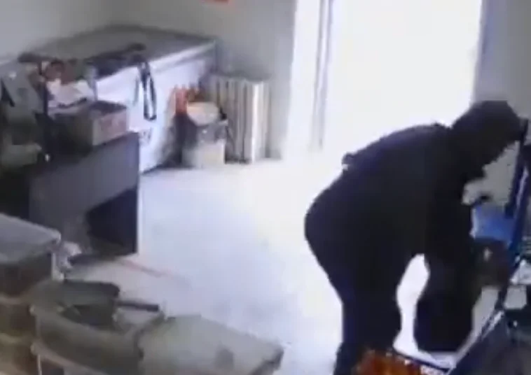 Ushtarët rusë vjedhin mandarina në një dyqan në Ukrainë (Video)