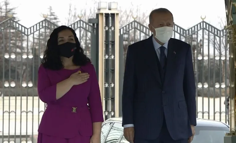 Osmani pritet me ceremoni shtetërore nga Erdogani
