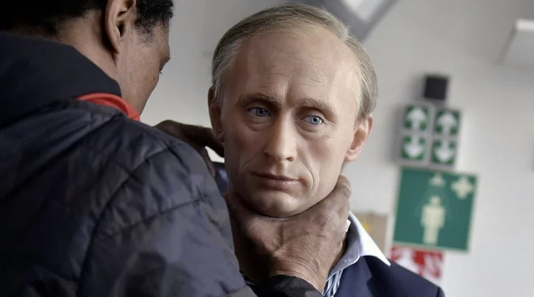 As në muze nuk ka vend për Putinin: Në Paris ia largojnë statujën prej dylli