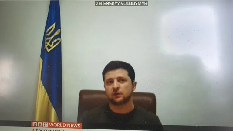 Jeta do ta mundë vdekjen përballë Rusisë: Zelenksy emocionon Parlamentin Evropian në lidhjen LIVE nga Kievi