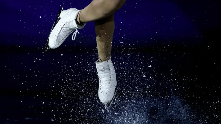 Sportistët rusë dhe bjellorusë pezullohen nga të gjitha garat ndërkombëtare të patinazhit