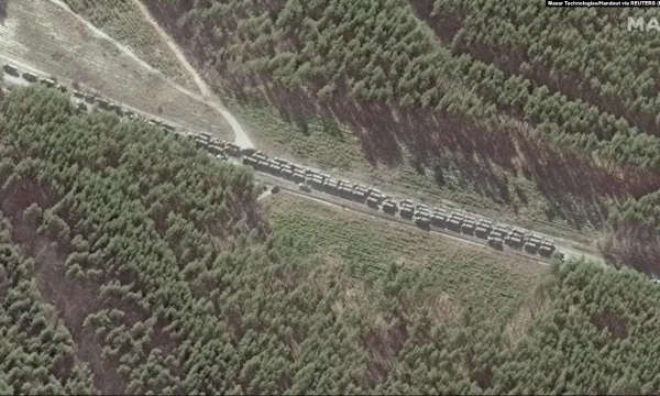 Imazhet satelitore tregojnë një kolonë ushtarake ruse prej 64 kilometrash pranë Kievit