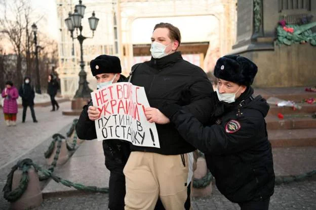 Quasi 6.000 arrestati in Russia dopo il quarto giorno di proteste di guerra in Ucraina