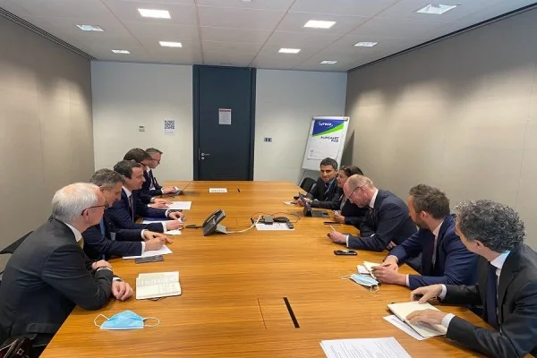 Kurti en Londres se reúne con directores de BERZH, discutir energía
