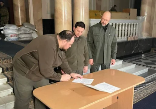 Zelensky firma domanda per l'Ucraina di aderire all'UE