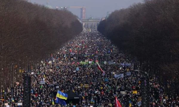 Oltre 100 mila persone per le strade di Berlino hanno protestato contro la guerra in Ucraina