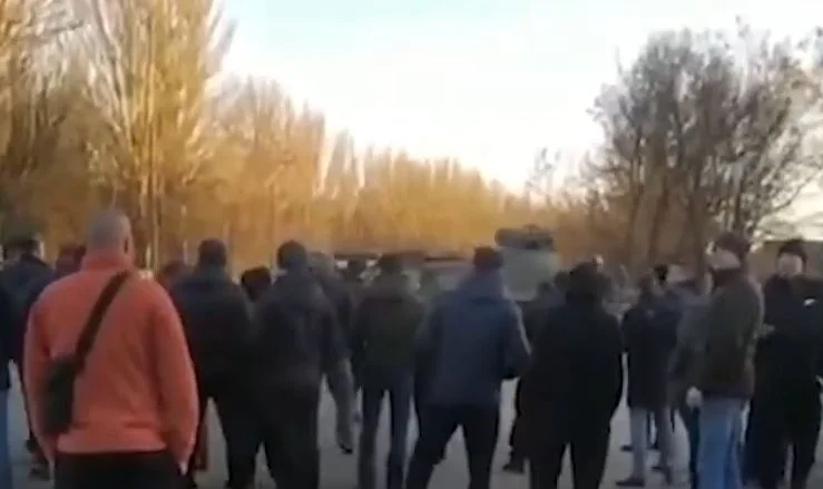 Ucraini faccia carri armati russi (Video)