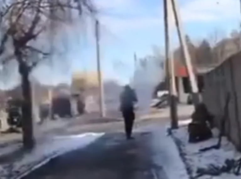 Disparo de cohetes en las calles Kharkiv