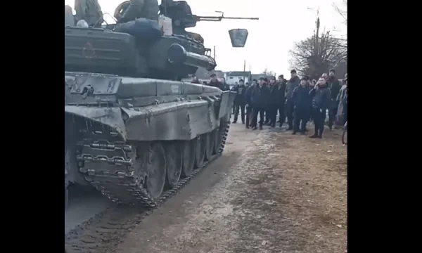 Ukrainische versammeln sich vor dem russischen Panzer, erlauben es nicht, (VIDEO)
