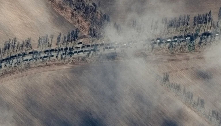 Satellitenbilder: Die große Säule der russischen Streitkräfte in Richtung Kiew