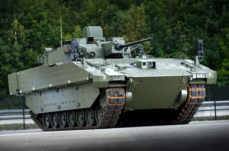 Panzer und Rüstung: Militärhilfe aus Großbritannien kommt an, 1.000 Truppen werden erwartet
