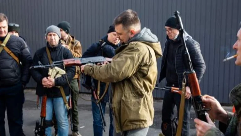 Kiev residents have been distributed to 25 thousand automatic weapons, reports the Ukrainian minister