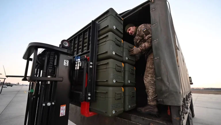 La Germania cambia idea, permette di inviare armi all'Ucraina