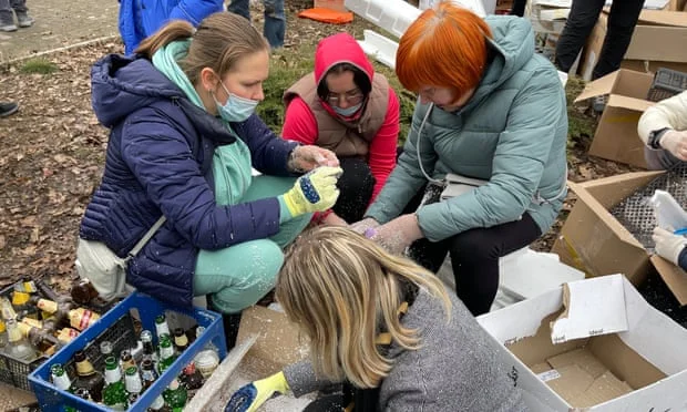Las mujeres de Ucrania hacen cócteles molotov para atacar al ejército ruso